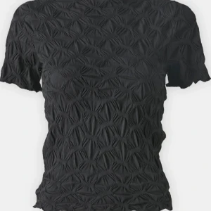 Svart popcorn tröja - Svart popcorn tröja från vero Moda i storleken L. Tröjan köptes för 350 och säljs för 250. Pris kan diskuteras. 