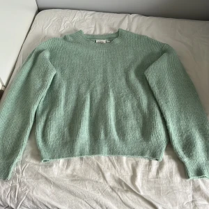 Grön stickad tröja  - Stickad tröja i grön. Använd få gånger.