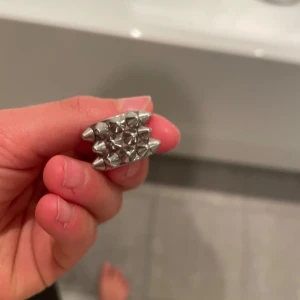 Edblad ring storlek S - Storlek S 💗Säljer min Edblad ring då den är för liten för mig. Har använt cirka 2 gånger och är som ny. Den har alltså inga skador. Har kvar asken. Hör av er till mig om ni har frågor. Pris kan diskuteras ❤️