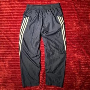 Adidas byxor - Blåa adidas byxor (Ge ett pris så accepterar jag gärna) Köpte för 500 säljer för 200 med tanke på att dom är begangnade och har ett litet hål vid fickan 