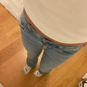 Low bootcut jeans!! - Ett par jätte snygga ljusblå jeans som är low waist och bootcut, säljer pga ingen användning. Passar perfekt på mig som är ca 160 cm❣️super bra skick, och säljs inte längre! Använd GÄRNA ”köp” funktionen!!❣️