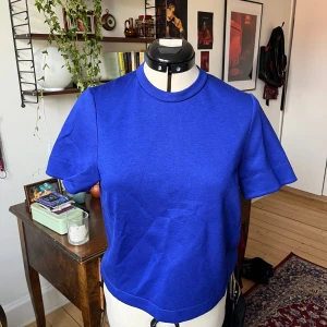 Topp från Cos - Fin blå tröja från Cos, nästan oanvänd 