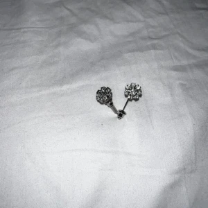 Nålar med diamant detaljer  - Fina nålar som är som en liten brosch. Det är 2 två stycken. Det finns inget som är fel på de. Och de glittrar väldigt fint. Passar till mycket.  Den är dock inte äkta diamant!