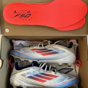 Adidas f50 - Adidas f50 Fotbollskor säljer dem då dem är för stora . Storlek 42 2/3 original box och extra sulor och påse följer med. Köpte i adidas butik. Pris kan diskuteras 