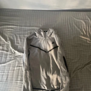 Nike tech - Nike tech som är i bra skick! Grå och svart. Skicka 8/10 