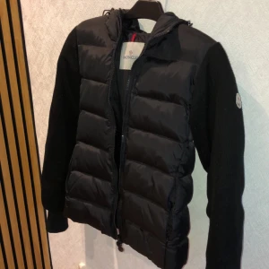 Moncler jacka - Jättefin och skön jacka från moncler, älskar den men gillar tyvärr inte att den e kort på mig :( Passar till vintern då dene tjock