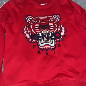 Kenzo tröja  - Just nu rensar jag garderoben på gamla kläder och kläder som inte passar eller används.  Använd fåtal gånger.