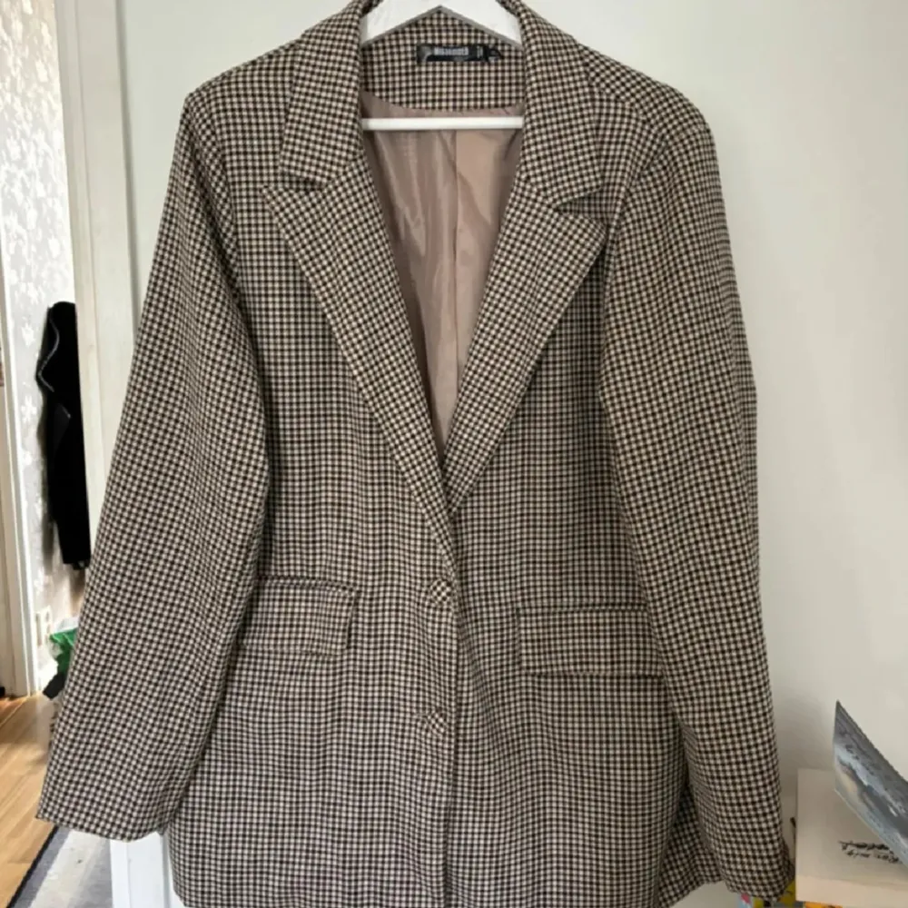blazer med hundtandsmönster, aldrig använd. Nypris 400kr. Takit.