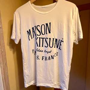 Maison Kitsune Tisha utan någon tag, därav priset. Storlek M