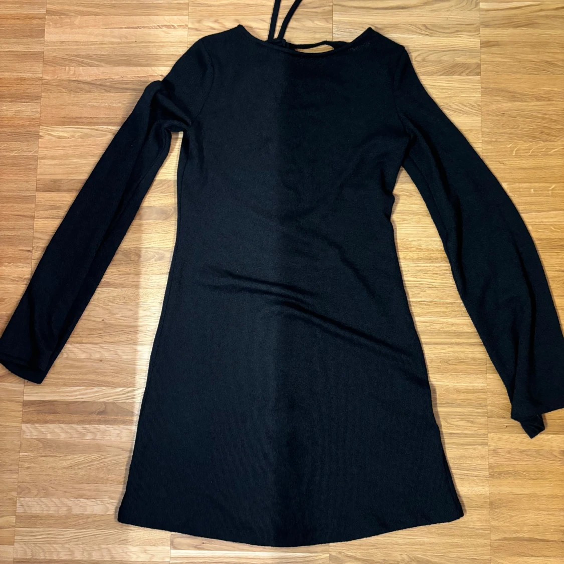 Stickad klänning med öppen rygg - 91