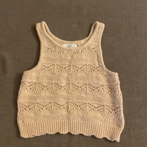 stickad tröja - Saze 13-14 cm 164.Det är en jätte fin stickad tröja.Den är helt ny jag har typ bara haft på mig den 1 gång.