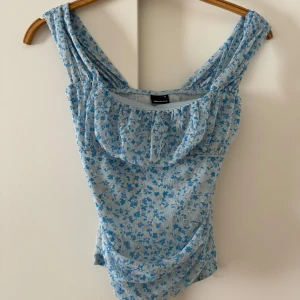 Blommig topp - Blommig topp från Gina Tricot 💙