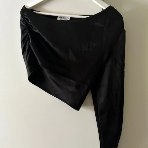 Nakd topp - Off soulder topp i satin aldrig använd 