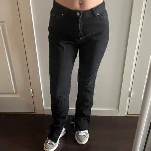 Säljer mina snygga jeans med slits nere vid fötterna! Storlek 36 och är i bra längd på mig som är 164cm lång! 