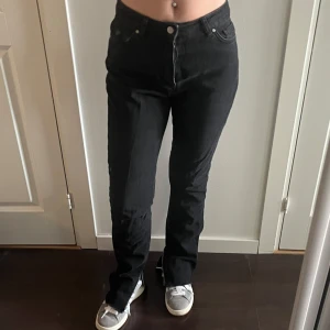 Utsvängda jeans med slits - Säljer mina snygga jeans med slits nere vid fötterna! Storlek 36 och är i bra längd på mig som är 164cm lång! 