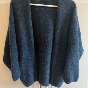 Stickad kofta  - Säljer den trendiga koftan från Lindex. Använd typ 4 gånger så i väldigt bra skick. Storlek M/L men passar S! 