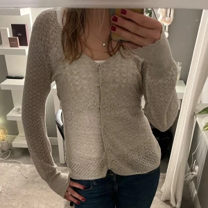 Odd molly blus - Fin odd molly kofta, beige Fin knyt detalj på ryggen som går att ställa in 🥰tror storleken är M men passar även S