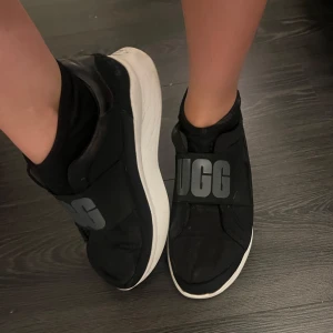 Uggs - Säljer dessa svarta sneakers från ugg i st 38❣️