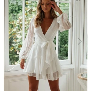 Vit klänning - Super fin vit klänning. Har fler bilder så hör av dig om du vill ha fler. 