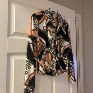 Blus från Gina tricot  - Nyskick. Knappt använd 