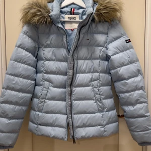 Dunjacka Tommy Hilfiger - Fin dunjacka kort modell i storlek M, dock liten i storleken. Använd endast ett fåtal gånger och i mycket bra skick.