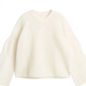 Arket stickad tröja  - En jättefin stickar tröja från arket, som är slutsåld. Den har lite fläckar, men som inte syns så tydligt. Men skulle den kemtvättas en gång ser den ut som ny igen. Därav mycket lägre pris än nypris. 