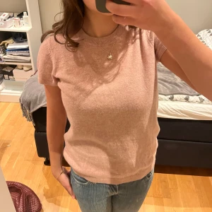 Rosa kortärmad tröja - En rosa stickad kortärmad tröja i superfint skick. Storlek L men passar mig som bär S.
