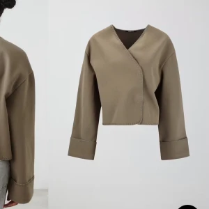 Blanket stitch jacket  - Från ginatricot i storlek xs, använd 1 gång, köptes för 499, skriv för egna bilder!☺️(tunt ”filt” material) pris går o diskuteras såklart