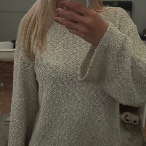 Stickad tröja - Beige stickad tröja sjukt fin! Älskar de utsvängda ärmarna 💕