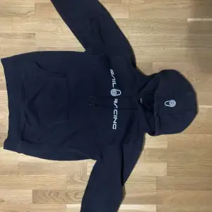 En svart Sail racing hoodie som är nästan i nyskick. Tröjan har för det mesta bara legat i garderoben och inte används. Pris kan diskuteras vid snabbaffär 