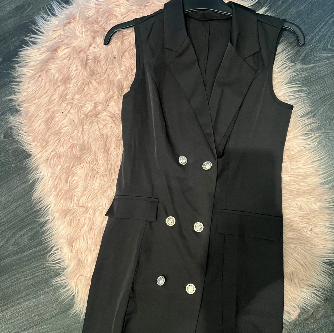 Svart ärmlös klänning med knappar