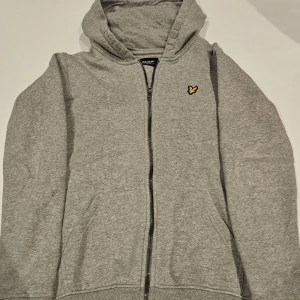 Lyle & Scott Zip - Grå Lyle & Scott Ziphoodie! Size 10/11 years. Säljer åt min bror