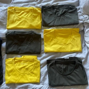 T-shirts i gult och svart från Plus One - Säljer ett gäng snygga t-shirts från Plus One i färgerna gult och svart. Perfekta för både vardag och fest! De är kortärmade och gjorda i mjuk bomull för bästa komfort. Finns i flera storlekar, så kolla in vilken som passar dig bäst!