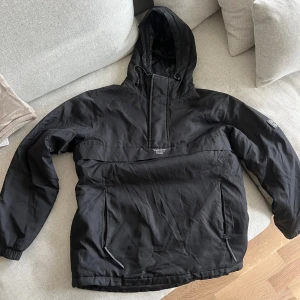 Anorak - Anorak jacka. Svart och sitter bra i storlek. Unisex.