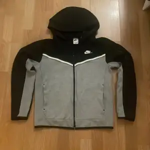 Grå Nike tech fleece, jätte bra skick. Märker typ inte att den är använd.