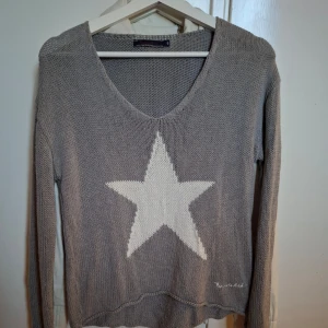 Bondelid stickad tröja  - Riktigt snygg tröja från Bondelid som är lite längre fram än bak. Inte snedvriden eller liknande, hittade ingen bra galge att hänga den på! 😅 Använd men hittar inga skavanker som bör anges. Eftertraktad!