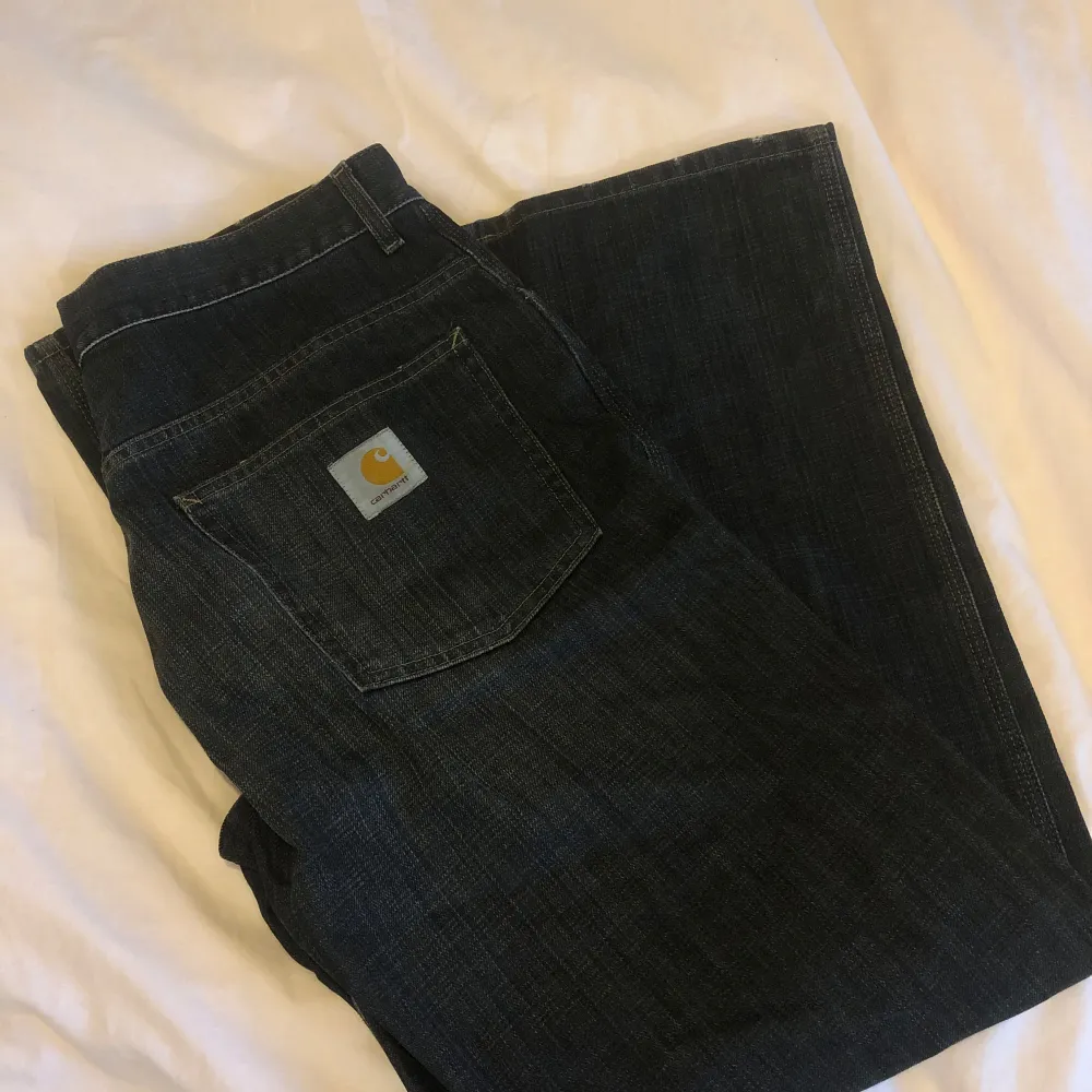 Carhartt jeans i väldigt bra skick, inga defekter. Storlek 31x32    Midja-45   Innebenslängd - 80  Fotvidd -25. Jeans & Byxor.