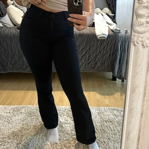 Svarta jeans - Knappt använda, storlek 36/38 Väldigt stretchiga och skön material.