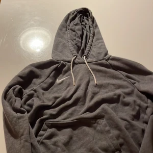 En grå Nike hoodie. Pris kan diskuteras. - En fin och snygg Nike hoodie som är lätt att matcha med.