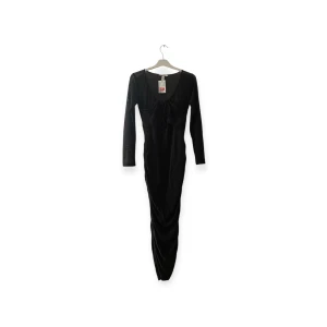  H&M Svart långklänning - Otrolig klänning som är köpt på H&M (Reapris 170 kr). Svart heltäckande tyg på ytterklänningen, men med nättygs material på ärmarna och lite under bysten som är mer genomskinligt. Storlek M och passar bra för en person som är 160 cm