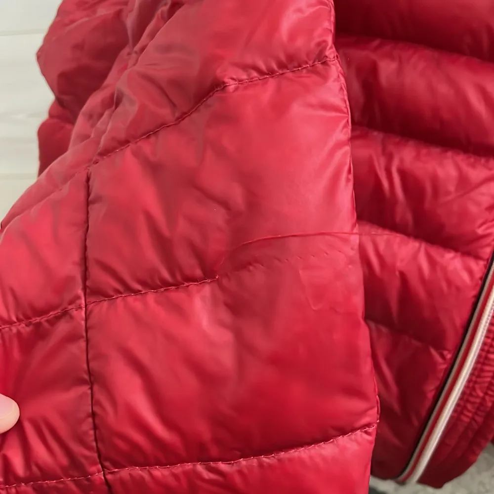 Säljer nu min grymt snygga moncler daniel jacka i röd. Jackan i storlek 2 vilket passar S ish. Tyvär har en söm låssnat på ena armbågen men går lätt att fixa om jaf inte gör de själv! Tveka inte på att höra av dig såklart äkta! bra skick.. Takit.