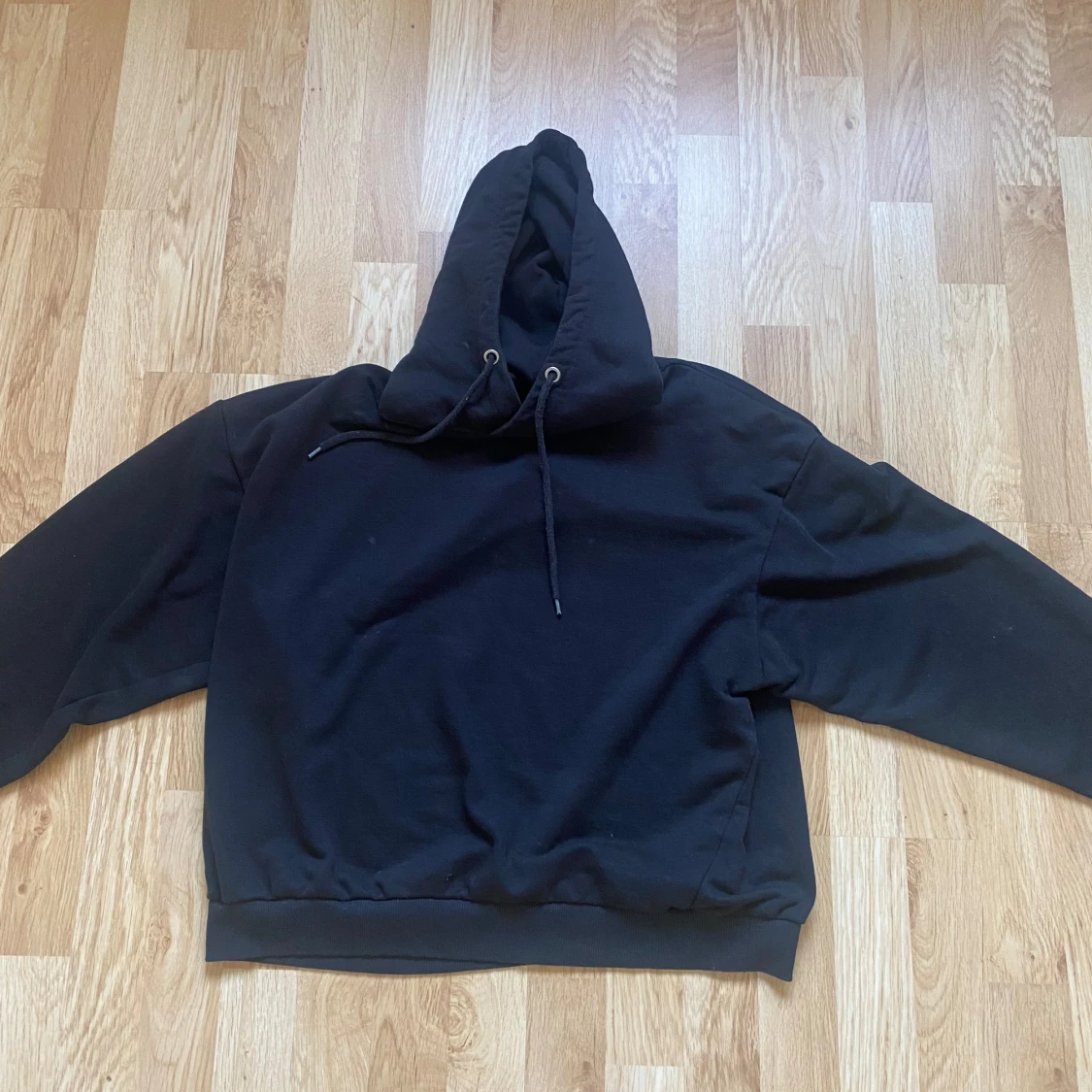 Svart hoodie