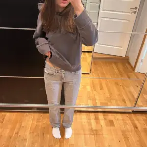 Gina tricot’s low waist straight jeans i storlek 34. Bra skick och säljs för att de är för små 💗🎀