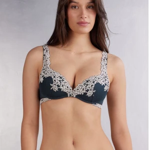 Intimissmi bh - Intimissmi bh. Jag köpte från nån annan på Plick men storleken blev fel. Lappen finns inte kvar om storleken men den är nog 75B den är iallafall inte 70B. Nypris 500-600. TYVÄRR SÅ TAR JA INTE DEN MINDRE ÄN 400!