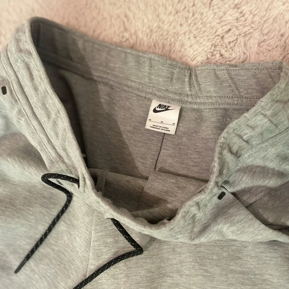 Nike tech byxor storlek M. Har haft de länge men de är knappt använda så helt nyskick på byxorna. De är köpta från zalando. Tröja finns också som man kan köpa separat eller i bundle.. Jeans & Byxor.