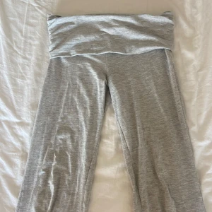 Gråa yoga pants - Jätte sköna yoga pants❣️Säljs för de har blivit för korta❤️Använda 2-3 ggr