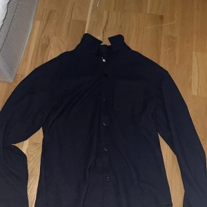 Skjortjacka - Navy - Nyskick, sparade inte kvittot och använder inte den.