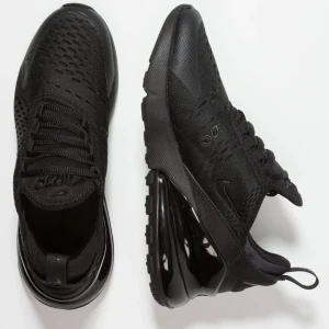 270 skor - Säljer mina 270s pga av att dom tyvärr aldrig kom till användning🤍 dom är som helt nya och bara använda en gång, köpta för runt 1100