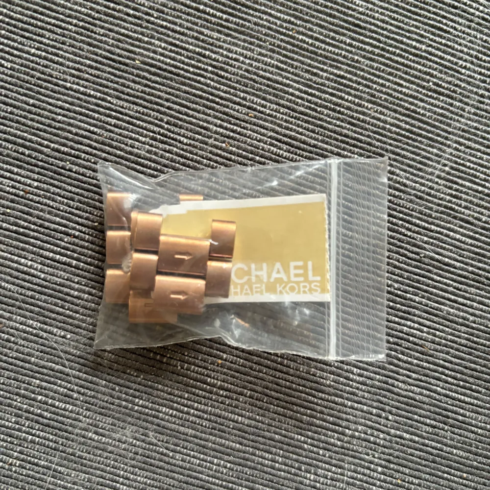 Säljer min Michael Kors klocka då den inte används. Sparsamt använd. Nypris 2500kr. Finns extra länkar om man vill lägga ut den. Batteriet behöver dock bytas.. Asusteet.