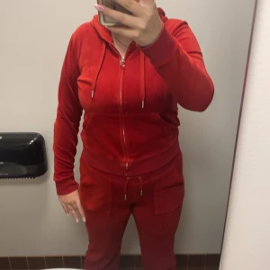 Juciy sett - Säljer detta sett då det ej kommer till användning, byxa XS och tröja M